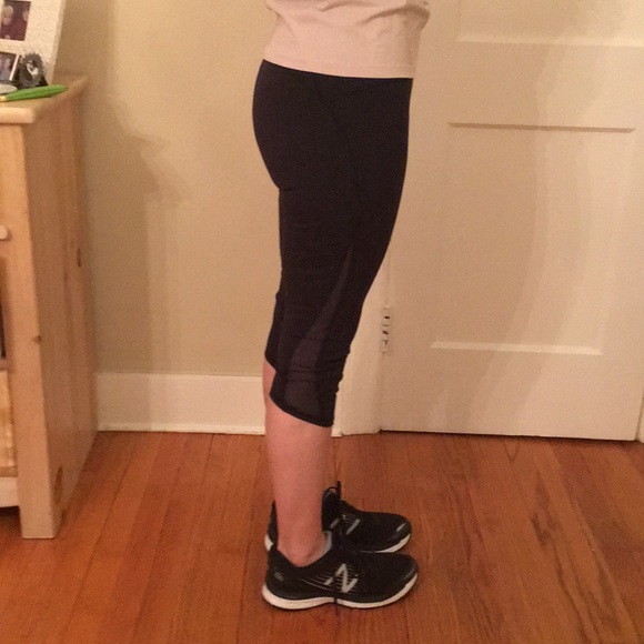 Lululemon Train Times Crop 17”. Black. Size 10. - Picture 2 of 4